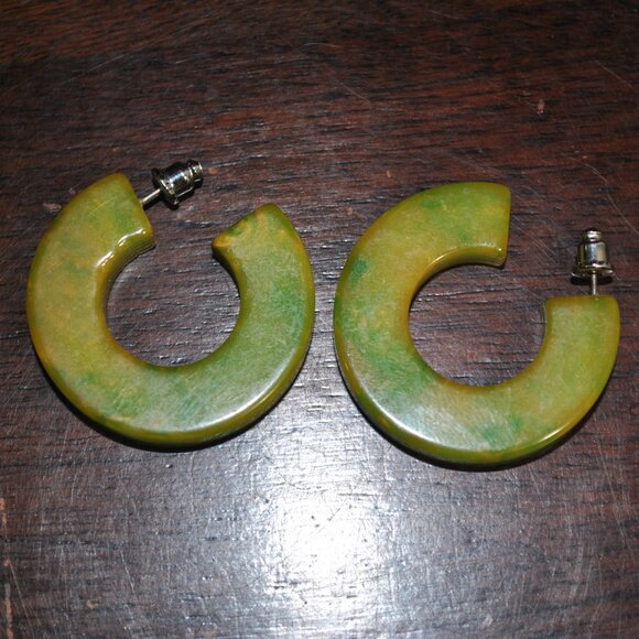 Vintage Marbled Green & Yellow Bakelite Hoop Earrings - Picture 6 of 11
